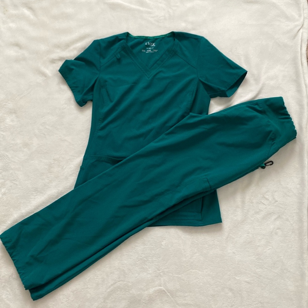 iFlex Hunter Green Scrubs XS top & XS bottoms